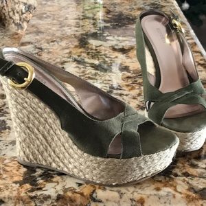 💕Express Olive Green Suede Wedges.Size 6.5 💕👠👡